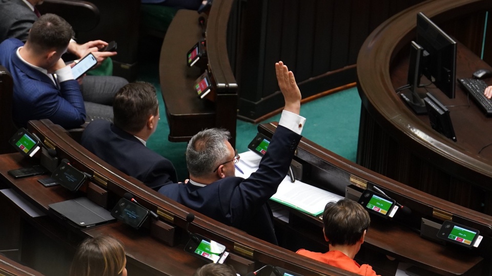 Sejm podjął uchwałę w sprawie usunięcia skutków kryzysu konstytucyjnego w kontekście pozycji ustrojowej oraz funkcji Krajowej Rady Sądownictwa w demokratycznym państwie prawnym. Fot. Łukasz Błasikiewicz/ Kancelaria Sejmu