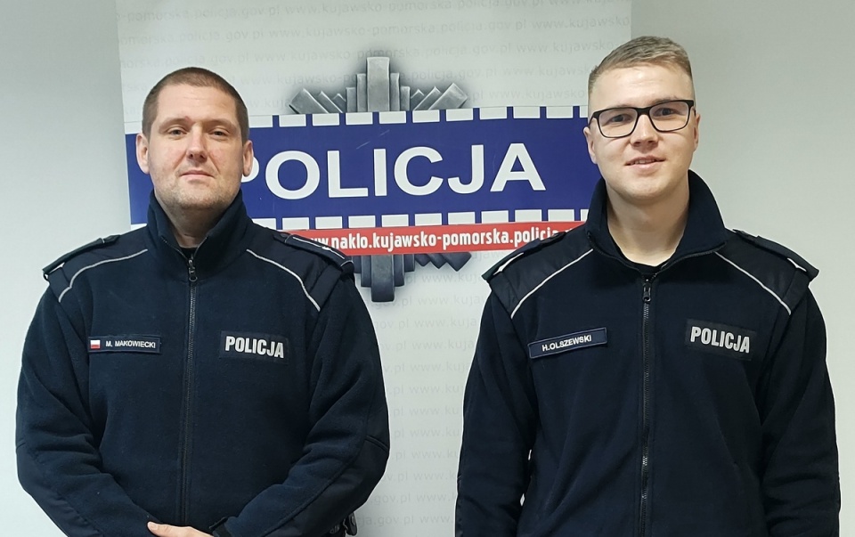 Policjanci z Nakła eskortowali samochód, którym przewożona była rodząca kobieta/fot. materiały policji