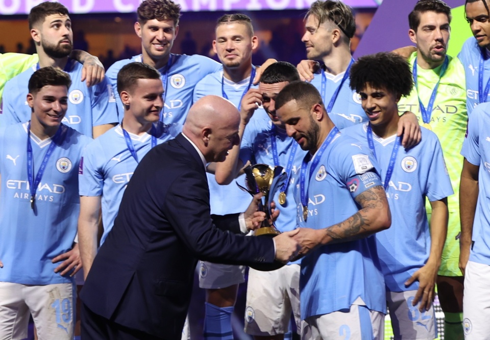 Manchester City pewnie wygrał finał i odebrał kolejne trofeum/fot.: PAP/EPA/Ali Haider