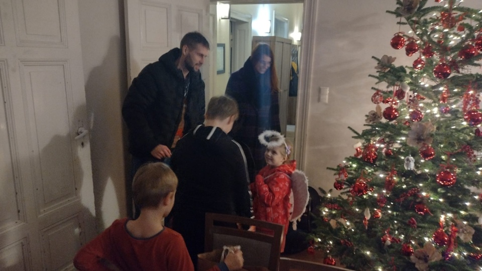 Wszystkie prezenty przekazane zostały dzieciom przed świętami/fot. BZPOW Mieszkanie Usamodzielnienia ul. Grunwaldzka 49, Facebook