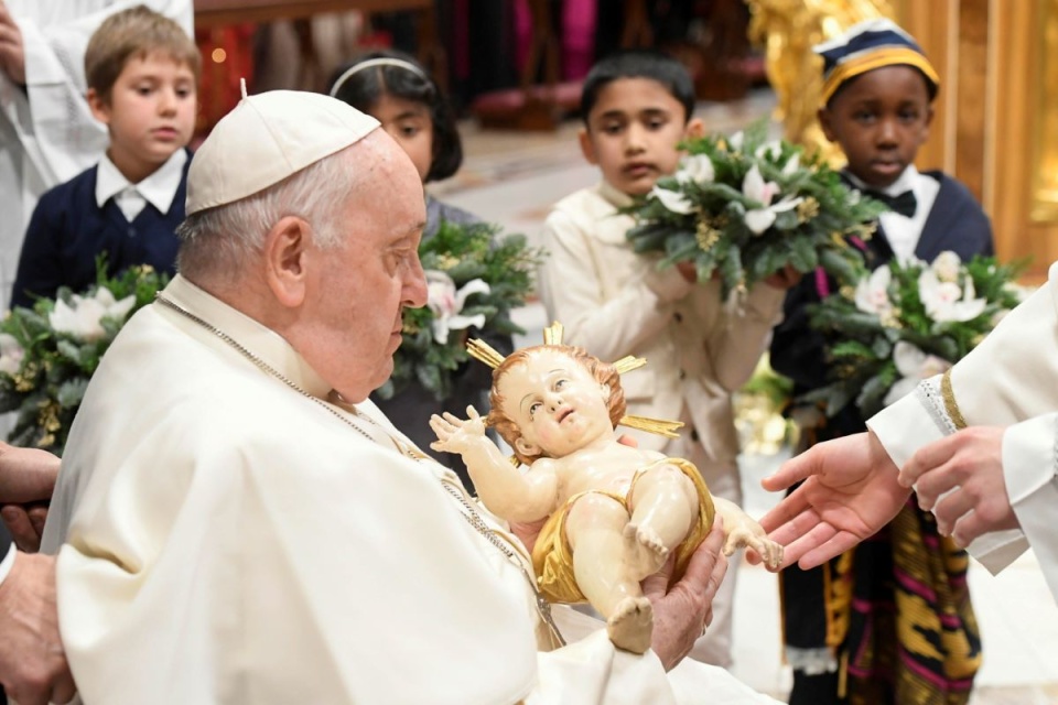 Papież Franciszek w orędziu na Boże Narodzenie apelował, by powiedzieć „nie wszelkiej wojnie, samej logice wojny"/fot. PAP/EPA/VATICAN MEDIA HANDOUT