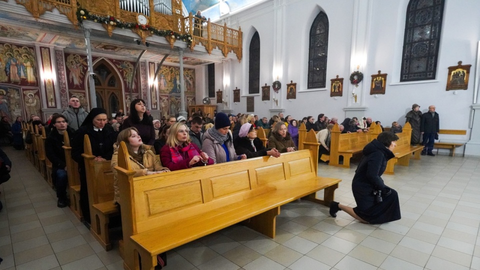 Msza święta w katedrze Wniebowzięcia Najświętszej Maryi Panny Kościoła rzymskokatolickiego w Charkowie, 24 bm. Boże Narodzenie na Ukrainie po raz pierwszy było oficjalnie obchodzone 25 grudnia/fot. PAP/Mykola Kalyeniak