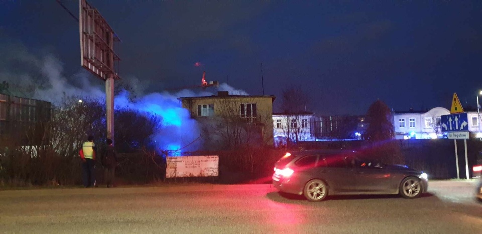 Bydgoscy strażacy opanowali pożar, który pojawił się naprzeciwko WORD-u/Fot. Facebook, Bydgoszcz 998