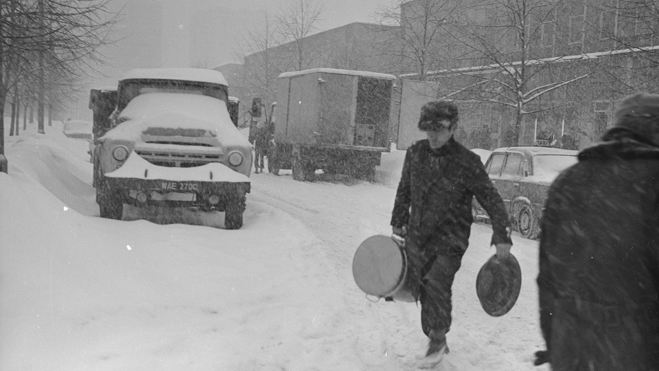 31 grudnia 1978 r. w całej Polsce nastąpiły gwałtowne opady śniegu/fot. Autorstwa Nieznany - https://audiovis.nac.gov.pl/obraz/202990/0a0259f9e0824251555f3a1629e21119/, Domena publiczna, https://commons.wikimedia.org/w/index.php?curid=64057613