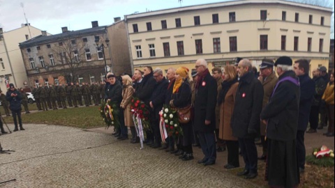 W Inowrocławiu, pod Pomnikiem Powstańców Wielkopolskich odbyły się uroczystości z okazji 105. rocznicy tego patriotycznego zrywu/fot. Marcin Glapiak