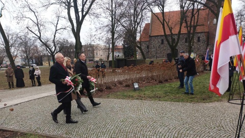 W Inowrocławiu, pod Pomnikiem Powstańców Wielkopolskich odbyły się uroczystości z okazji 105. rocznicy tego patriotycznego zrywu/fot. Marcin Glapiak