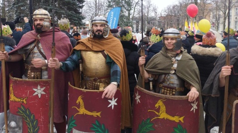 Orszak Trzech Króli z eskortą rzymskich legionistów i w otoczeniu kolorowych balonów zorganizowano w Inowrocławiu/fot: Marcin Glapiak