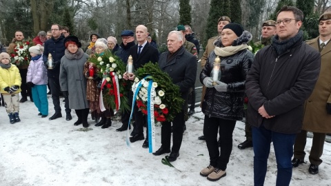 Przedstawiciele władz miasta i Fundacji Generał Elżbiety Zawackiej złożyli kwiaty na grobie kurierki AK, jedynej kobiety wśród „Cichociemnych” Honorowej Obywatelki Torunia/fot. Michał Zaręba