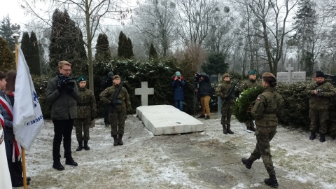 Przedstawiciele władz miasta i Fundacji Generał Elżbiety Zawackiej złożyli kwiaty na grobie kurierki AK, jedynej kobiety wśród „Cichociemnych” Honorowej Obywatelki Torunia/fot. Michał Zaręba