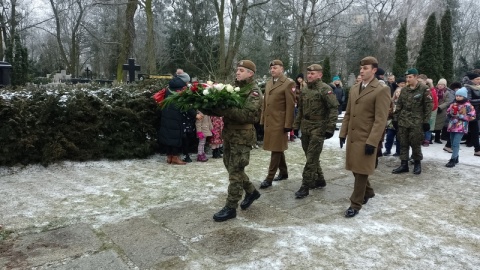 Przedstawiciele władz miasta i Fundacji Generał Elżbiety Zawackiej złożyli kwiaty na grobie kurierki AK, jedynej kobiety wśród „Cichociemnych” Honorowej Obywatelki Torunia/fot. Michał Zaręba