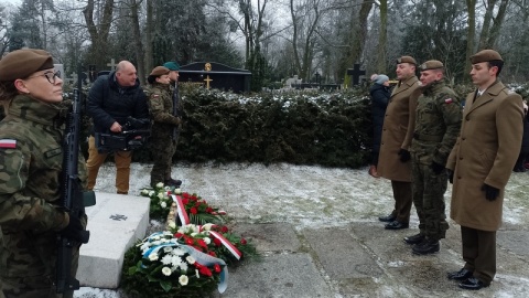 Przedstawiciele władz miasta i Fundacji Generał Elżbiety Zawackiej złożyli kwiaty na grobie kurierki AK, jedynej kobiety wśród „Cichociemnych” Honorowej Obywatelki Torunia/fot. Michał Zaręba