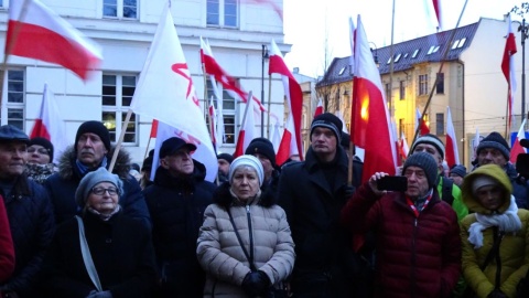 Protest środowisk prawicowych przed Urzędem Wojewódzkim w Bydgoszczy/fot. Tatiana Adonis