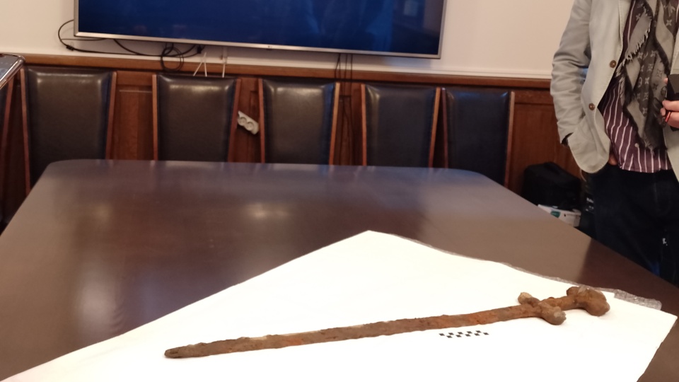 Zabytkowy miecz, który został odnaleziony we Włocławku, trafił pod tomograf komputerowy. Dzięki temu badacze mają znacznie większą wiedzę na temat znaleziska/fot. Michał Zaręba, archiwum