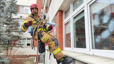 Strażacy wraz z pozostałymi służbami włączyli się w akcję Alpinistów dla WOŚP i umyli okna grudziądzkiego szpitala, zjeżdżając na linach. Ku uciesze małych pacjentów/fot: Facebook, Alpiniści dla WOŚP
