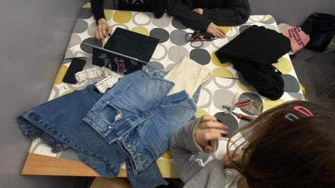 Uczniowie IX LO w Bydgoszczy próbują swoich sił w projektowaniu ubrań. Tym samym udowadniają, że moda również może być eko/fot: nadesłane