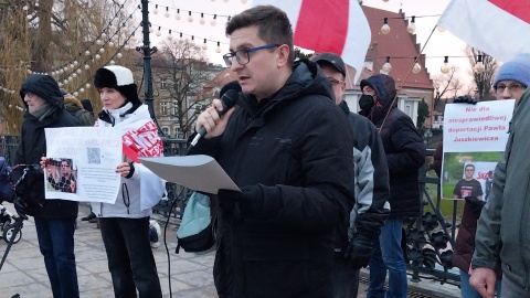 Kilkanaście osób - Polaków i Białorusinów - manifestowało w Bydgoszczy solidarność z Pawłem Juszkiewiczem, Białorusinem, któremu po kilkunastu latach pobytu w Polsce grozi deportacja/fot. Elżbieta Rupniewska