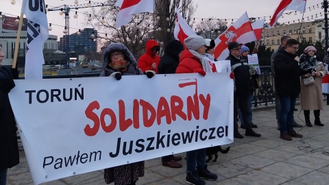 Kilkanaście osób - Polaków i Białorusinów - manifestowało w Bydgoszczy solidarność z Pawłem Juszkiewiczem, Białorusinem, któremu po kilkunastu latach pobytu w Polsce grozi deportacja/fot. Elżbieta Rupniewska