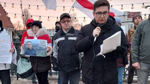 Kilkanaście osób - Polaków i Białorusinów - manifestowało w Bydgoszczy solidarność z Pawłem Juszkiewiczem, Białorusinem, któremu po kilkunastu latach pobytu w Polsce grozi deportacja/fot. Elżbieta Rupniewska