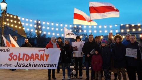 Kilkanaście osób - Polaków i Białorusinów - manifestowało w Bydgoszczy solidarność z Pawłem Juszkiewiczem, Białorusinem, któremu po kilkunastu latach pobytu w Polsce grozi deportacja/fot. Elżbieta Rupniewska