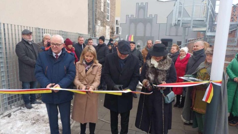 W Inowrocławiu uroczyście odsłonięto w poniedziałek fragment średniowiecznego muru obronnego, jaki zachował się w centrum miasta/fot. Marcin Glapiak