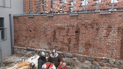 W Inowrocławiu uroczyście odsłonięto w poniedziałek fragment średniowiecznego muru obronnego, jaki zachował się w centrum miasta/fot. Marcin Glapiak