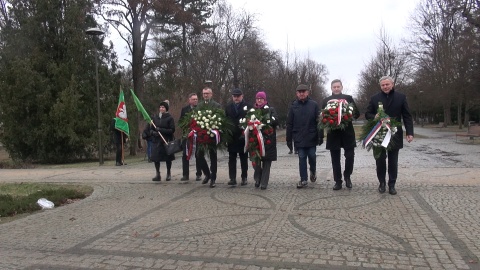 150 lat temu urodził się Wincenty Witos. Pod pomnikiem chłopskiego premiera kwiaty złożyli przedstawiciele władz. (jw)
