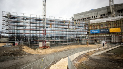 Uroczystość zorganizowano w surowym, betonowym wnętrzu przyszłej sali symfonicznej Akademii Muzycznej/fot. Tytus Żmijewski, PAP