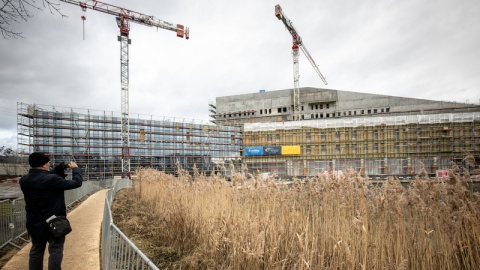 Uroczystość zorganizowano w surowym, betonowym wnętrzu przyszłej sali symfonicznej Akademii Muzycznej/fot. Tytus Żmijewski, PAP