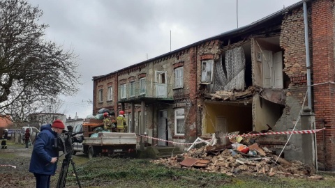 Strażacy wraz z władzami miasta pomagają rodzinom z Aleksandrowa Kujawskiego, które ucierpiały w wyniku zawalenia się ściany budynku/fot: Marta Kocoń