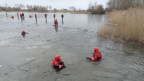 Kilkudniowe szkolenie dla strażaków z ratownictwa lodowego odbywa się na jeziorze Chełmżyńskim/fot: Monika Kaczyńska