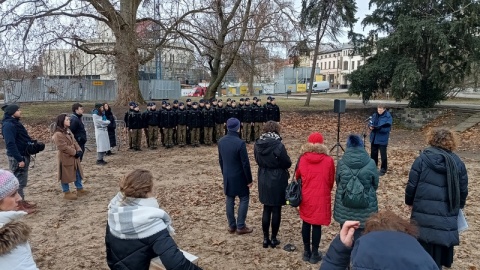 Złożenie kwiatów w miejscu, w którym kiedyś stała synagoga - u zbiegu ulic Pod Blankami i Jana Kazimierza oraz odczytanie imion bydgoskich Żydów na Placu Teatralnym - w ten sposób uczczono pamięć o tych, którzy stracili życie w czasie II wojny światowej/fot. Maciej Wilkowski