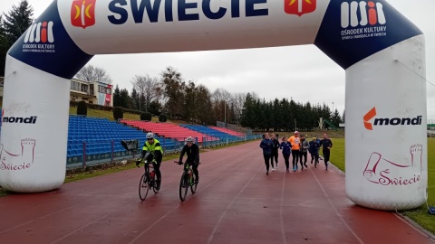 W Świeciu Orkiestra grała na sportowo, na stadionie kręcili kółka dla WOŚP/fot. Marcin Doliński