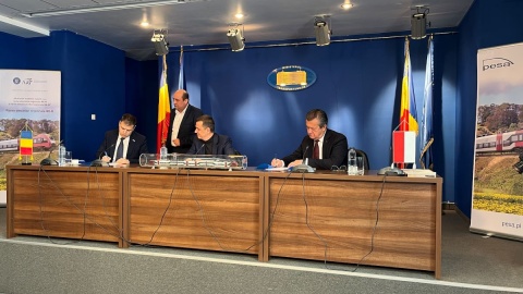 W podpisaniu umowy w Bukareszcie uczestniczyli m.in. minister transportu i infrastruktury Rumunii Sorin-Mihai Grindeanu oraz ambasador RP w Bukareszcie Paweł Soloch/fot. nadesłane