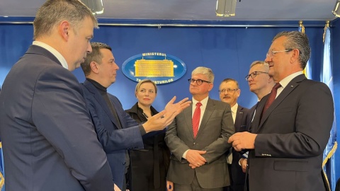 W podpisaniu umowy w Bukareszcie uczestniczyli m.in. minister transportu i infrastruktury Rumunii Sorin-Mihai Grindeanu oraz ambasador RP w Bukareszcie Paweł Soloch/fot. nadesłane