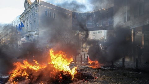 Rolnicy protestujący przed Parlamentem Europejskim/fot. Olivier Matthys, PAP/EPA