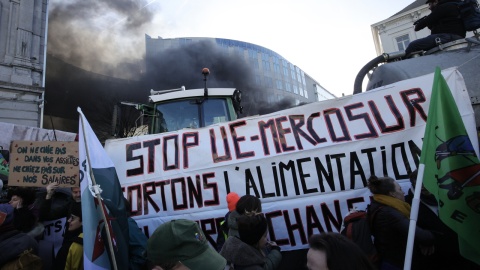 Rolnicy protestujący przed Parlamentem Europejskim/fot. Olivier Matthys, PAP/EPA