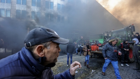 Rolnicy protestujący przed Parlamentem Europejskim/fot. Olivier Matthys, PAP/EPA