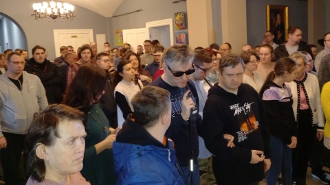 Obrazy Pawła Sobierajskiego są kolorowe, nieco naiwne i na pewno radosne. Młody artysta zaprezentował swoje prace w Centrum Edukacyjno Formacyjnym Diecezji Bydgoskiej/fot: Ewa Dąbrowska