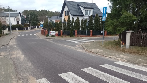 Na ulicy Relaksowej w Toruniu największym „ozdobnikiem” są przejścia dla pieszych i znaki drogowe. Mieszkańcy uważają, że nie ma na to racjonalnego wytłumaczenia/fot: Michał Zaręba