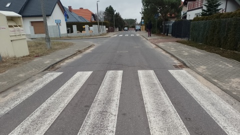 Na ulicy Relaksowej w Toruniu największym „ozdobnikiem” są przejścia dla pieszych i znaki drogowe. Mieszkańcy uważają, że nie ma na to racjonalnego wytłumaczenia/fot: Michał Zaręba