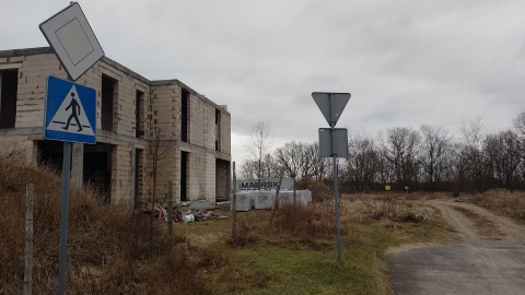 Na ulicy Relaksowej w Toruniu największym „ozdobnikiem” są przejścia dla pieszych i znaki drogowe. Mieszkańcy uważają, że nie ma na to racjonalnego wytłumaczenia/fot: Michał Zaręba