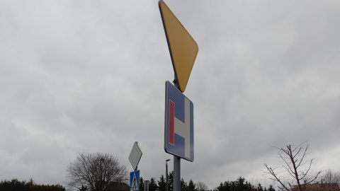 Na ulicy Relaksowej w Toruniu największym „ozdobnikiem” są przejścia dla pieszych i znaki drogowe. Mieszkańcy uważają, że nie ma na to racjonalnego wytłumaczenia/fot: Michał Zaręba