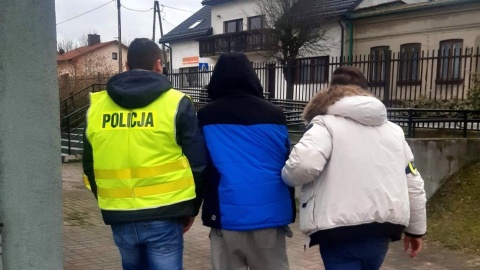 Napastnik został obezwładniony i zatrzymany, po czym przewieziono go do policyjnego aresztu/fot. materiały policji