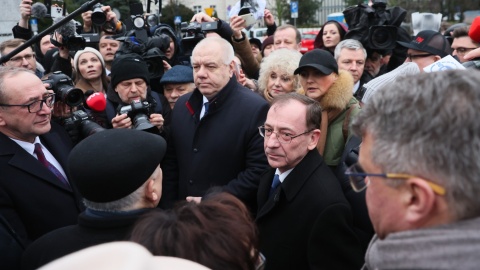 Mariusz Kamiński i Maciej Wąsik zapowiedzieli swój udział w posiedzeniu Sejmu. Straż Marszałkowska zamknęła drzwi i odsyła polityków do biura przepustek/fot: PAP, Leszek Szymański