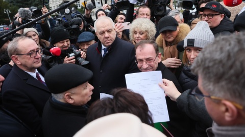 Mariusz Kamiński i Maciej Wąsik zapowiedzieli swój udział w posiedzeniu Sejmu. Straż Marszałkowska zamknęła drzwi i odsyła polityków do biura przepustek/fot: PAP, Leszek Szymański