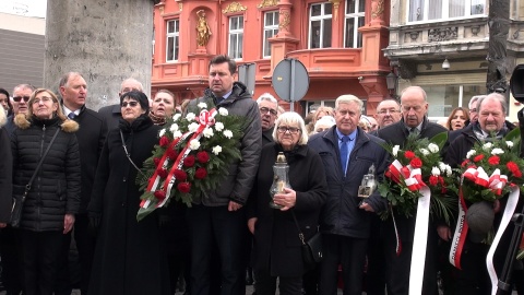 Uroczystosc odsłonięcia pomnika Piotra Bartoszcze w Inowrocławiu (jw)