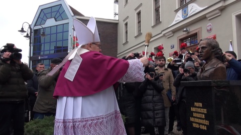 Uroczystosc odsłonięcia pomnika Piotra Bartoszcze w Inowrocławiu (jw)