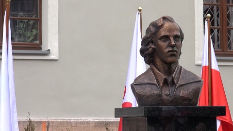 Uroczystosc odsłonięcia pomnika Piotra Bartoszcze w Inowrocławiu (jw)