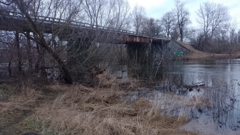 Z powodu stanu technicznego drogowcy zamknęli zabytkowy most nad Drwęcą w toruńskim Kaszczorku/fot. Michał Zaręba