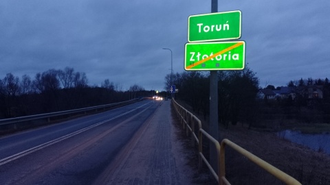 Z powodu stanu technicznego drogowcy zamknęli zabytkowy most nad Drwęcą w toruńskim Kaszczorku/fot. Michał Zaręba